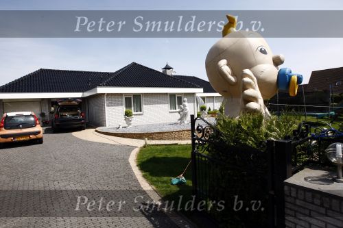 Fijnaart 9 mei 2009
Frans Bauer voor de 4 e keer vader geworden van een zoon. Voor zijn huis staat een grote opblaasbare pop in de vorm van een baby.
Peter Smulders bv