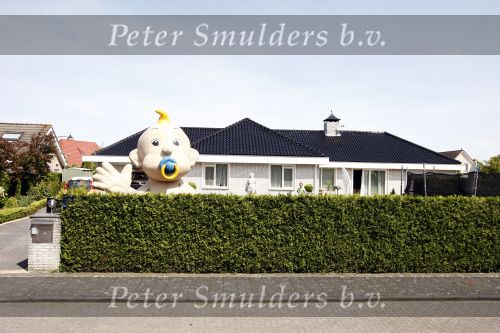 Fijnaart 9 mei 2009
Frans Bauer voor de 4 e keer vader geworden van een zoon. Voor zijn huis staat een grote opblaasbare pop in de vorm van een baby.
Peter Smulders bv