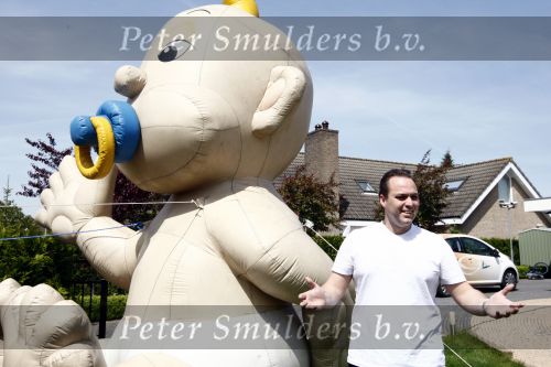 Fijnaart 9 mei 2009
Frans Bauer voor de 4 e keer vader geworden van een zoon. Voor zijn huis staat een grote opblaasbare pop in de vorm van een baby.
Peter Smulders bv