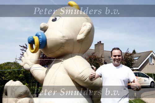 Fijnaart 9 mei 2009
Frans Bauer voor de 4 e keer vader geworden van een zoon. Voor zijn huis staat een grote opblaasbare pop in de vorm van een baby.
Peter Smulders bv