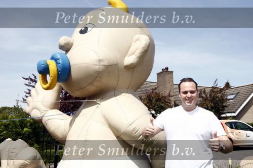 Fijnaart 9 mei 2009
Frans Bauer voor de 4 e keer vader geworden van een zoon. Voor zijn huis staat een grote opblaasbare pop in de vorm van een baby.
Peter Smulders bv