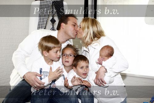 Fijnaart 11 mei 20-09
Frans en Mariska bauer met hun lasatste aanwinst Lucas. Ook Christiaan Frans en Jan waren natuurlijk aanwezig.
Peter Smulders bv