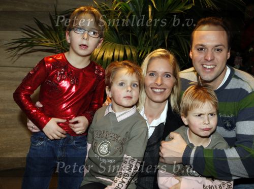 Hilversum 12 december 2007
Christiaan Bauer doet mee aan sterren kinden schaatsen op het ijs. Frans Bauer Mariske Frans en Jan zijn erbij.