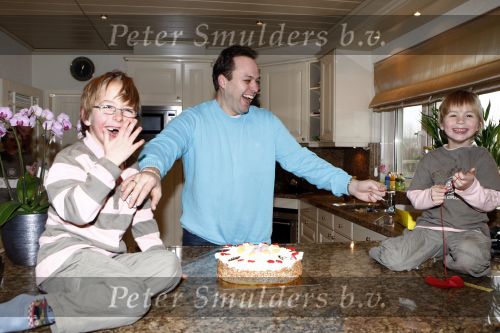 Fijnaart14 februari 2008
Frans en Mariska Bauer gaan op valentijnsdag in ondertrouw. Frans jr Christiaan en Jan met een taart
Peter Smulders bv