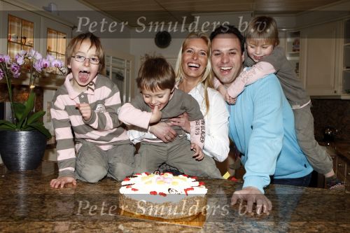 Fijnaart14 februari 2008
Frans en Mariska Bauer gaan op valentijnsdag in ondertrouw. Frans jr Christiaan en Jan met een taart
Peter Smulders bv