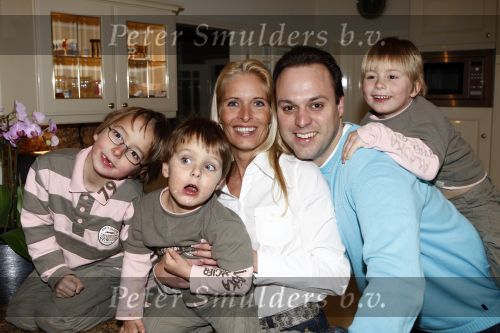Fijnaart14 februari 2008
Frans en Mariska Bauer gaan op valentijnsdag in ondertrouw. Frans jr Christiaan en Jan met een taart
Peter Smulders bv