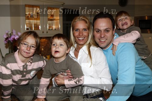 Fijnaart14 februari 2008
Frans en Mariska Bauer gaan op valentijnsdag in ondertrouw. Frans jr Christiaan en Jan met een taart