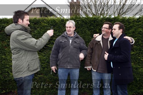 Fijnaart14 februari 2008
Frans en Mariska Bauer gaan op valentijnsdag in ondertrouw. Frans jr Christiaan en Jan met een taart
Peter Smulders bv