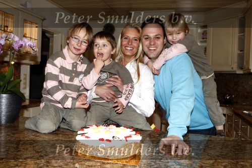 Fijnaart14 februari 2008
Frans en Mariska Bauer gaan op valentijnsdag in ondertrouw. Frans jr Christiaan en Jan met een taart
Peter Smulders bv