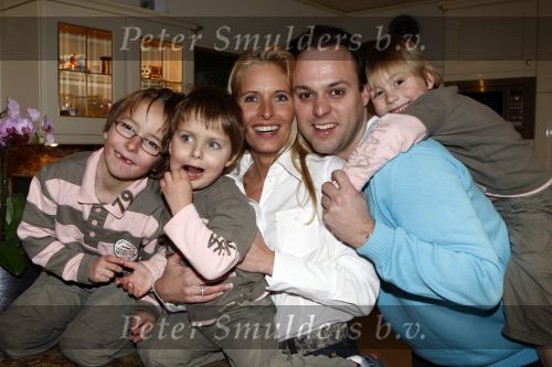 Fijnaart14 februari 2008
Frans en Mariska Bauer gaan op valentijnsdag in ondertrouw. Frans jr Christiaan en Jan met een taart
Peter Smulders bv