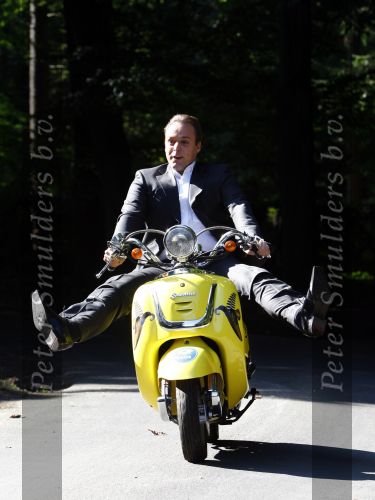 Hilversum 15 september 2008
Presentatie Frans Bauer Jan Smit en Andre v Duin voor de TROS in kasteel de hoge vuursche. Frans op bananasplit scooter