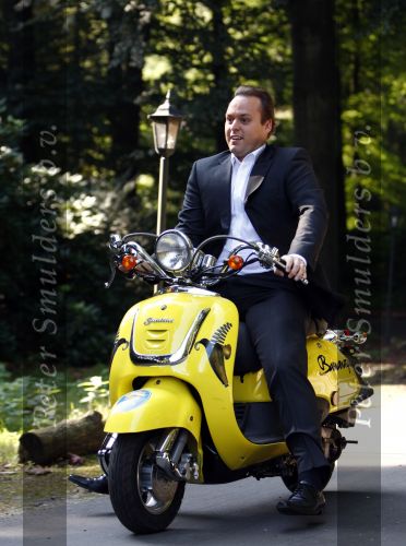 Hilversum 15 september 2008
Presentatie Frans Bauer Jan Smit en Andre v Duin voor de TROS in kasteel de hoge vuursche. Frans op bananasplit scooter