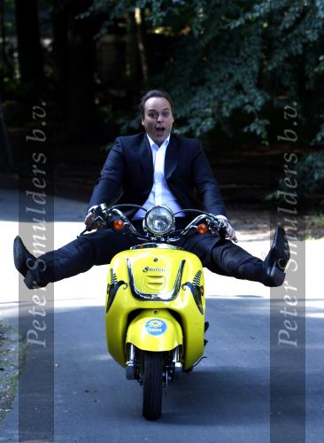 Hilversum 15 september 2008
Presentatie Frans Bauer Jan Smit en Andre v Duin voor de TROS in kasteel de hoge vuursche. Frans op bananasplit scooter