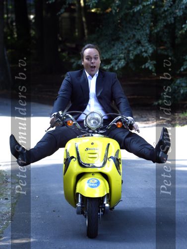 Hilversum 15 september 2008
Presentatie Frans Bauer Jan Smit en Andre v Duin voor de TROS in kasteel de hoge vuursche. Frans op bananasplit scooter