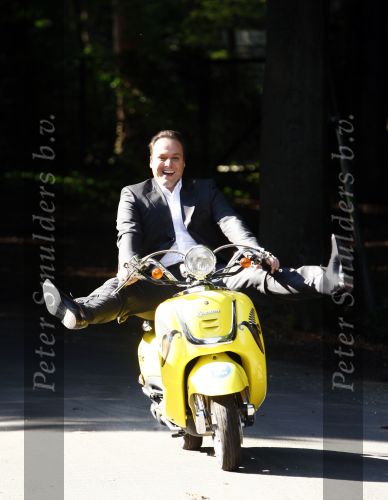 Hilversum 15 september 2008
Presentatie Frans Bauer Jan Smit en Andre v Duin voor de TROS in kasteel de hoge vuursche. Frans op bananasplit scooter