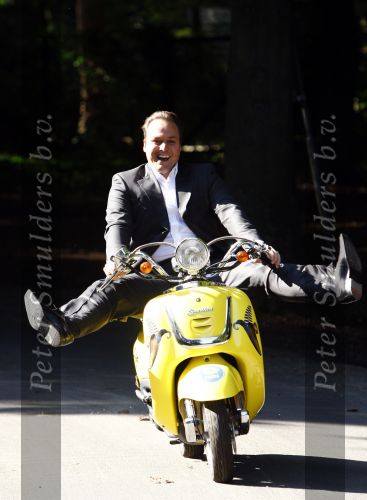 Hilversum 15 september 2008
Presentatie Frans Bauer Jan Smit en Andre v Duin voor de TROS in kasteel de hoge vuursche. Frans op bananasplit scooter