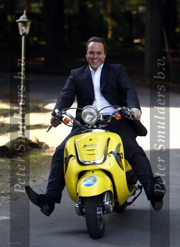 Hilversum 15 september 2008
Presentatie Frans Bauer Jan Smit en Andre v Duin voor de TROS in kasteel de hoge vuursche. Frans op bananasplit scooter