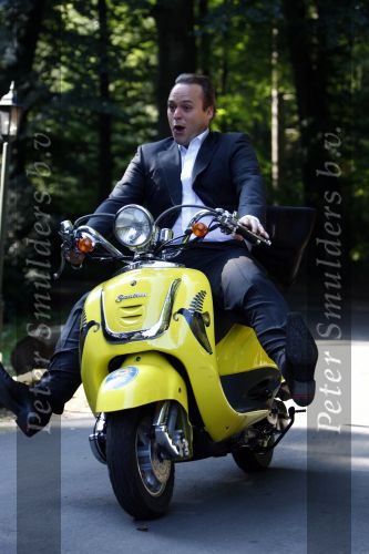 Hilversum 15 september 2008
Presentatie Frans Bauer Jan Smit en Andre v Duin voor de TROS in kasteel de hoge vuursche. Frans op bananasplit scooter