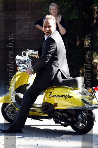 Hilversum 15 september 2008
Presentatie Frans Bauer Jan Smit en Andre v Duin voor de TROS in kasteel de hoge vuursche. Frans op bananasplit scooter