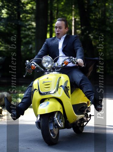 Hilversum 15 september 2008
Presentatie Frans Bauer Jan Smit en Andre v Duin voor de TROS in kasteel de hoge vuursche. Frans op bananasplit scooter