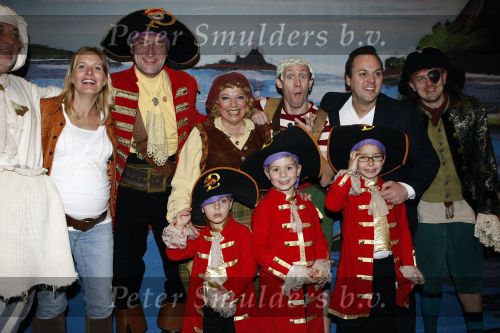 Rotterdam 22 maart 2009
Frans Bauer en Mariska hoog zwanger en hun kinderen Christian Frans en Jan bij de premiere van Piet Piraat.
Peter Smulders bv