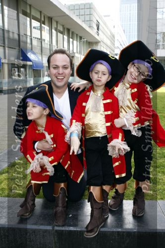 Rotterdam 22 maart 2009
Frans Bauer en Mariska hoog zwanger en hun kinderen Christian Frans en Jan bij de premiere van Piet Piraat.
Peter Smulders bv