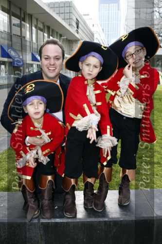 Rotterdam 22 maart 2009
Frans Bauer en Mariska hoog zwanger en hun kinderen Christian Frans en Jan bij de premiere van Piet Piraat.
Peter Smulders bv