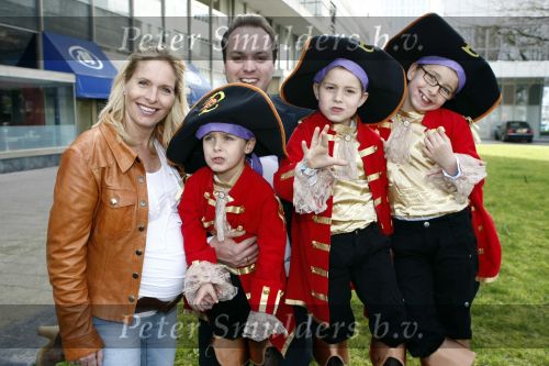 Rotterdam 22 maart 2009
Frans Bauer en Mariska hoog zwanger en hun kinderen Christian Frans en Jan bij de premiere van Piet Piraat.
Peter Smulders bv