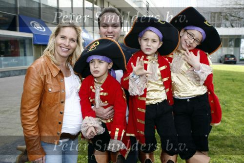 Rotterdam 22 maart 2009
Frans Bauer en Mariska hoog zwanger en hun kinderen Christian Frans en Jan bij de premiere van Piet Piraat.
Peter Smulders bv