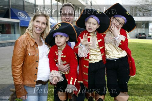 Rotterdam 22 maart 2009
Frans Bauer en Mariska hoog zwanger en hun kinderen Christian Frans en Jan bij de premiere van Piet Piraat.
Peter Smulders bv