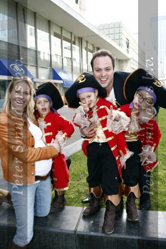 Rotterdam 22 maart 2009
Frans Bauer en Mariska hoog zwanger en hun kinderen Christian Frans en Jan bij de premiere van Piet Piraat.
Peter Smulders bv
