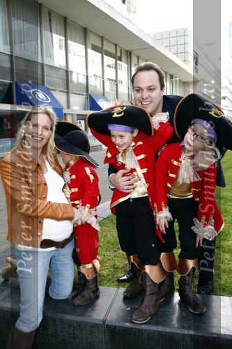 Rotterdam 22 maart 2009
Frans Bauer en Mariska hoog zwanger en hun kinderen Christian Frans en Jan bij de premiere van Piet Piraat.
Peter Smulders bv