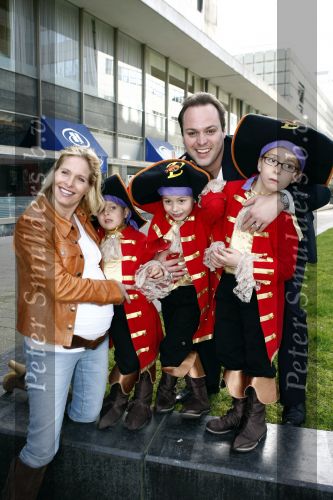 Rotterdam 22 maart 2009
Frans Bauer en Mariska hoog zwanger en hun kinderen Christian Frans en Jan bij de premiere van Piet Piraat.
Peter Smulders bv
