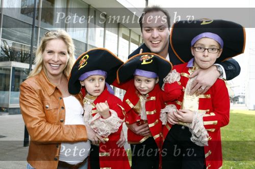 Rotterdam 22 maart 2009
Frans Bauer en Mariska hoog zwanger en hun kinderen Christian Frans en Jan bij de premiere van Piet Piraat.
Peter Smulders bv