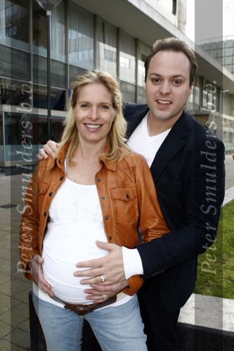 Rotterdam 22 maart 2009
Frans Bauer en Mariska hoog zwanger en hun kinderen Christian Frans en Jan bij de premiere van Piet Piraat.
Peter Smulders bv