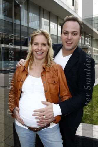Rotterdam 22 maart 2009
Frans Bauer en Mariska hoog zwanger en hun kinderen Christian Frans en Jan bij de premiere van Piet Piraat.
Peter Smulders bv