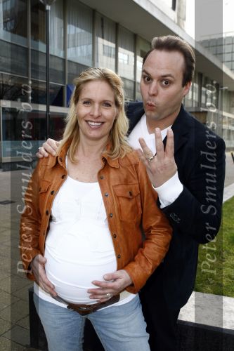 Rotterdam 22 maart 2009
Frans Bauer en Mariska hoog zwanger en hun kinderen Christian Frans en Jan bij de premiere van Piet Piraat.
Peter Smulders bv