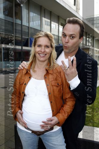 Rotterdam 22 maart 2009
Frans Bauer en Mariska hoog zwanger en hun kinderen Christian Frans en Jan bij de premiere van Piet Piraat.
Peter Smulders bv