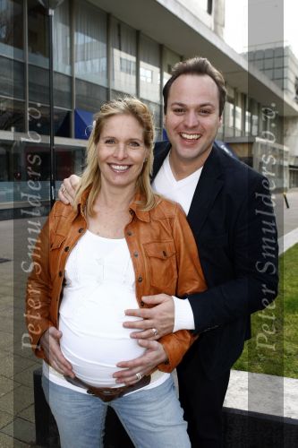 Rotterdam 22 maart 2009
Frans Bauer en Mariska hoog zwanger en hun kinderen Christian Frans en Jan bij de premiere van Piet Piraat.
Peter Smulders bv