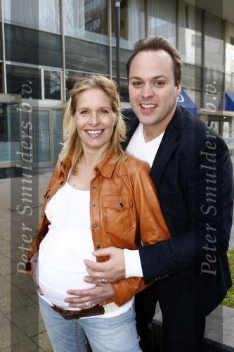Rotterdam 22 maart 2009
Frans Bauer en Mariska hoog zwanger en hun kinderen Christian Frans en Jan bij de premiere van Piet Piraat.
Peter Smulders bv