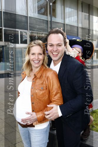 Rotterdam 22 maart 2009
Frans Bauer en Mariska hoog zwanger en hun kinderen Christian Frans en Jan bij de premiere van Piet Piraat.
Peter Smulders bv