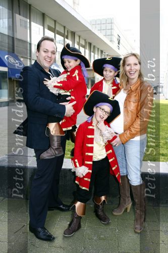 Rotterdam 22 maart 2009
Frans Bauer en Mariska hoog zwanger en hun kinderen Christian Frans en Jan bij de premiere van Piet Piraat.
Peter Smulders bv