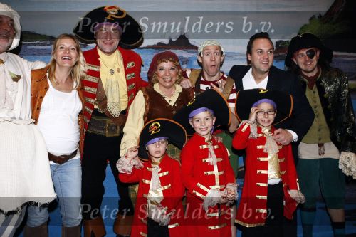 Rotterdam 22 maart 2009
Frans Bauer en Mariska hoog zwanger en hun kinderen Christian Frans en Jan bij de premiere van Piet Piraat.
Peter Smulders bv