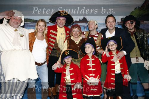 Rotterdam 22 maart 2009
Frans Bauer en Mariska hoog zwanger en hun kinderen Christian Frans en Jan bij de premiere van Piet Piraat.
Peter Smulders bv