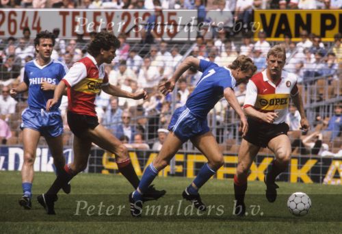Rotterdam, 14 Mei 1986
Kompetitiewedstrijd Feyenoord-PSV, eindstand 2-3
Frans v Rooij in duel met Jacques Troost en Andre Hoekstra