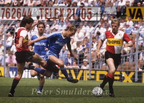 Rotterdam, 14 Mei 1986
Kompetitiewedstrijd Feyenoord-PSV, eindstand 2-3
Frans v Rooij in duel met Jacques Troost en Andre Hoekstra
