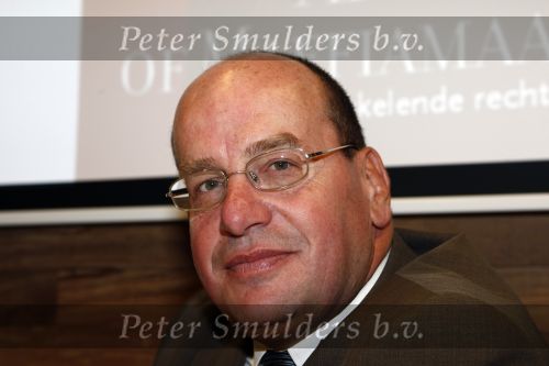 Amsterdam 18 september 2008
Pim de Vos op vespa scooter in Amsterdam en zijn boek wordt gepresenteerd en in ontvangst genomen door Fred Teeven.