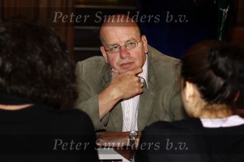 Amsterdam 24 april 2009
Fred Teeven heeft gesprek met Lucia en maria Mosterd op het centraal station van Amsterdam.
Peter Smulders bv