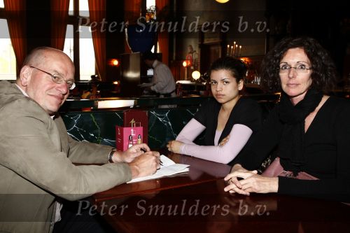 Amsterdam 24 april 2009
Fred Teeven heeft gesprek met Lucia en maria Mosterd op het centraal station van Amsterdam.
Peter Smulders bv