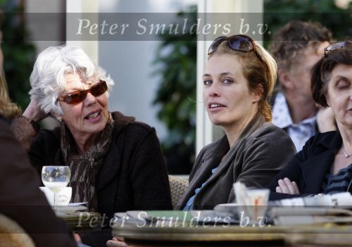 Amsterdam 6 oktober 2007
Frederique v d Wal met moeder op terras op de cornelis schuytstraat